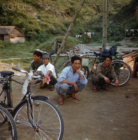 Miền Bắc 1973. Những người dân này đang ngồi chờ chuyến phà tiếp theo bên cạnh sông Bến Hải, tỉnh Quảng Trị.